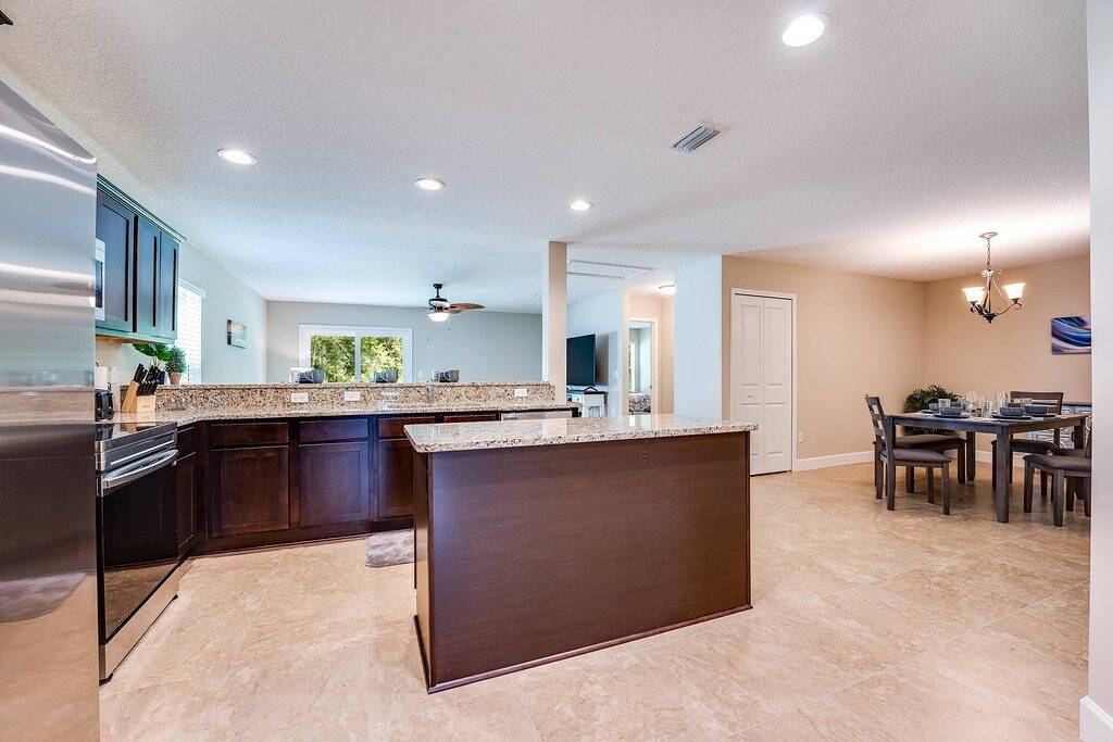 Spacious Orange Park Townhome |Main Level King Suite |Dogs Ok |Garage Parking |Open Concept |Cable in Clay County (FL)