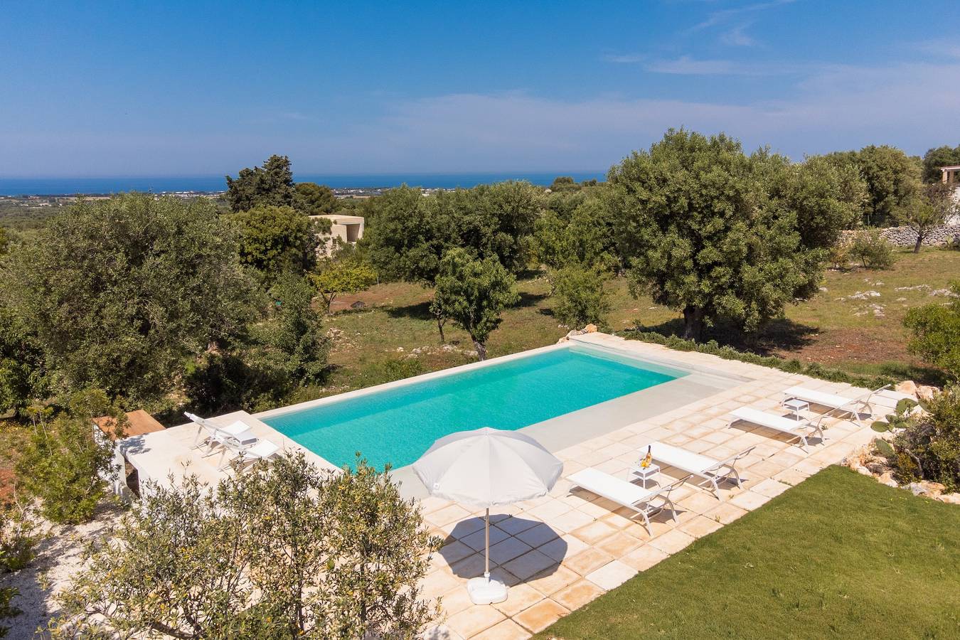 "Villa Filara" avec piscine privée, terrasses privées et Wi-Fi. in Carovigno, Salento