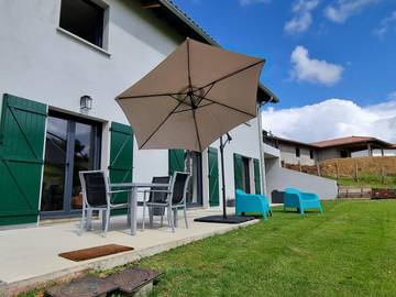 Gîte pour 4 personnes, avec jardin à Souraïde