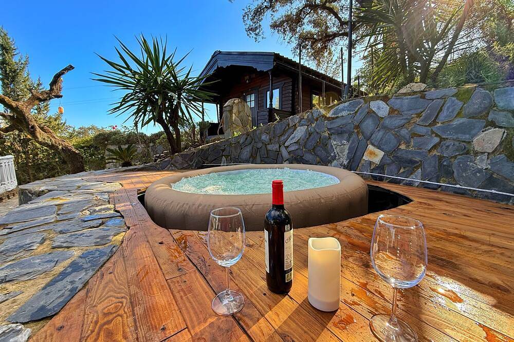 Charming mini house in Seville with jacuzzi in Las Pajanosas, Guillena