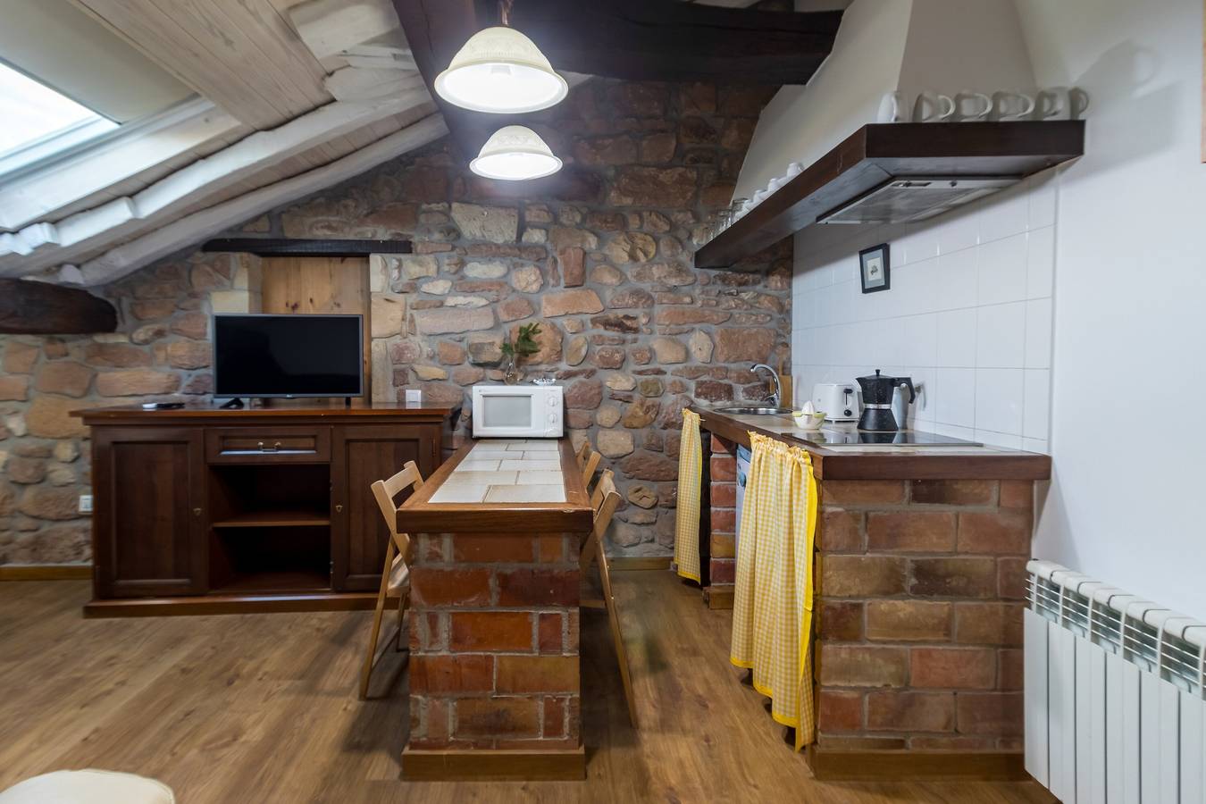 Casa Rural 'Velarde Apto 2' con Vistas a la Montaña, Jardín Privado y Wi-Fi in Torrelavega, Costa de Cantabria