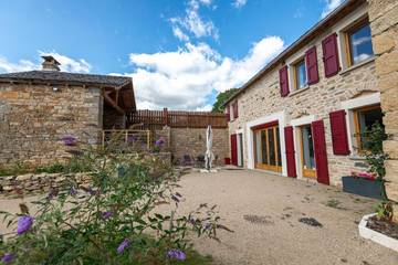 Gîte pour 6 personnes, avec terrasse ainsi que jacuzzi et jardin à Antrenas