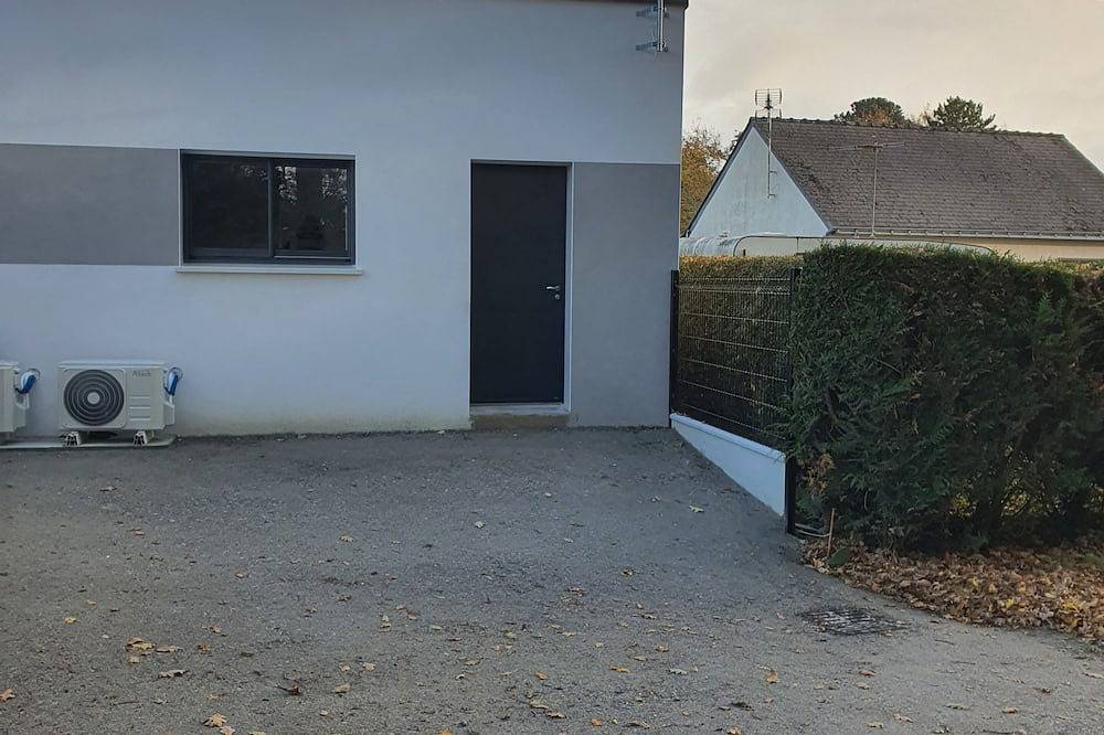 Appartement entier, Agréable micro maison (Studio) avec terrasse proche mer (5km) in Saint-Molf, Côte d'Amour
