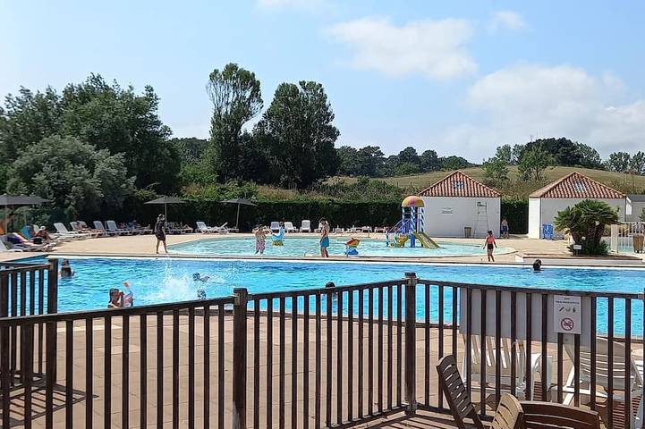 Appartement de vacances pour 5 personnes, avec piscine ainsi que jardin et balcon, animaux acceptés
