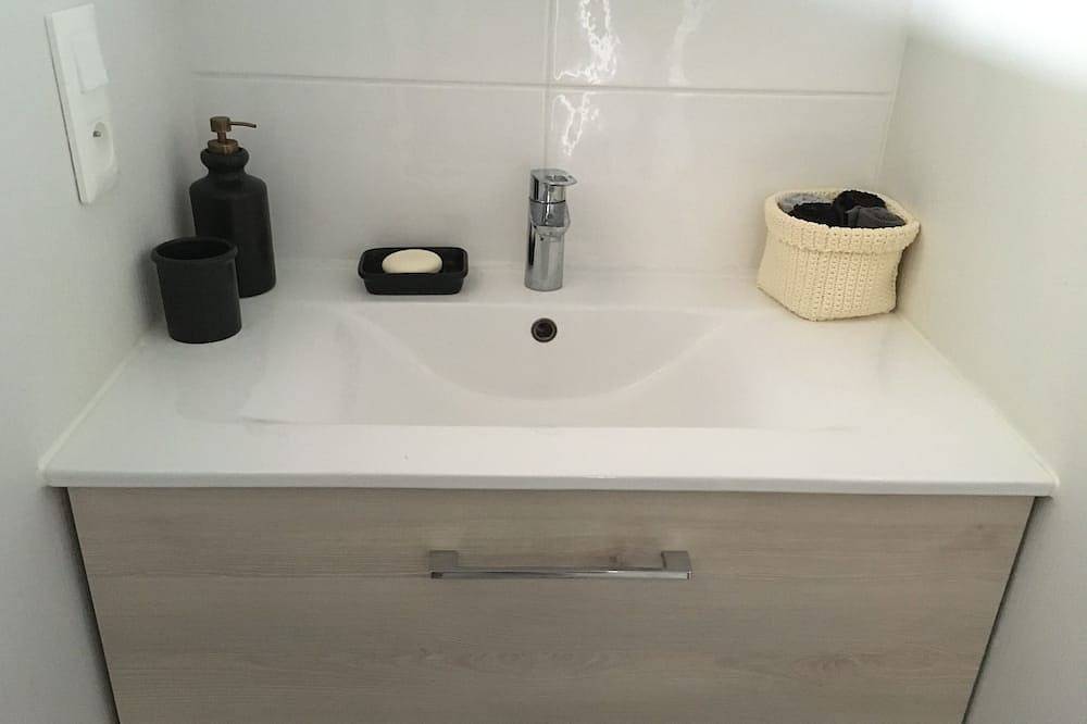 Appartement entier, Rare! Beautiful and spacious architect's apartment with the sea at your feet in Bernières-sur-Mer, Région de Caen