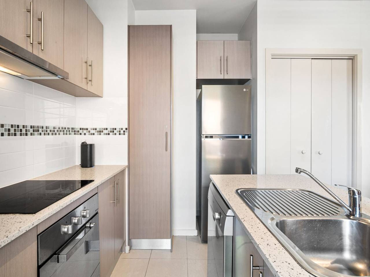 Entire apartment, Bright 2-Bed Flat with Balcony in Kensington in Melbourne, Victoria