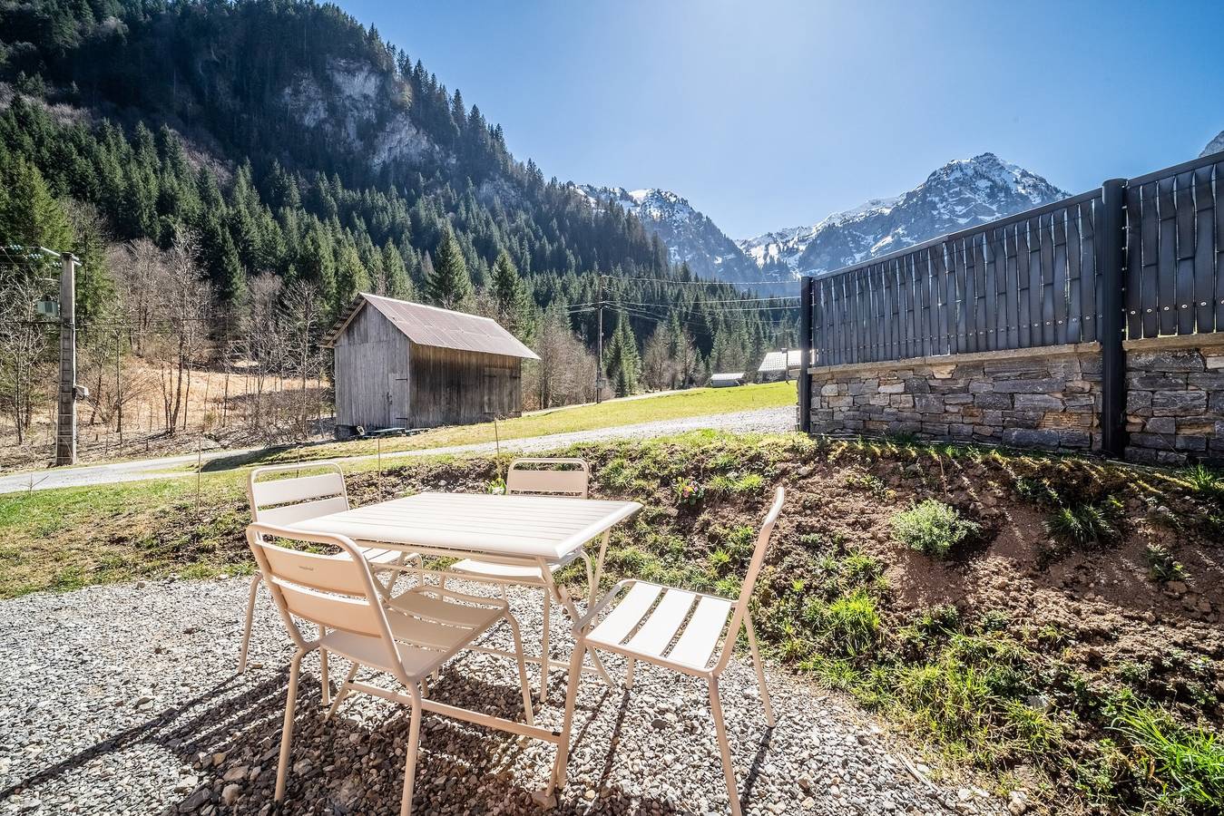 Chalet "Léonie" avec vue sur les montagnes, terrasse partagée et Wi-Fi in Abondance, Les Portes du Soleil
