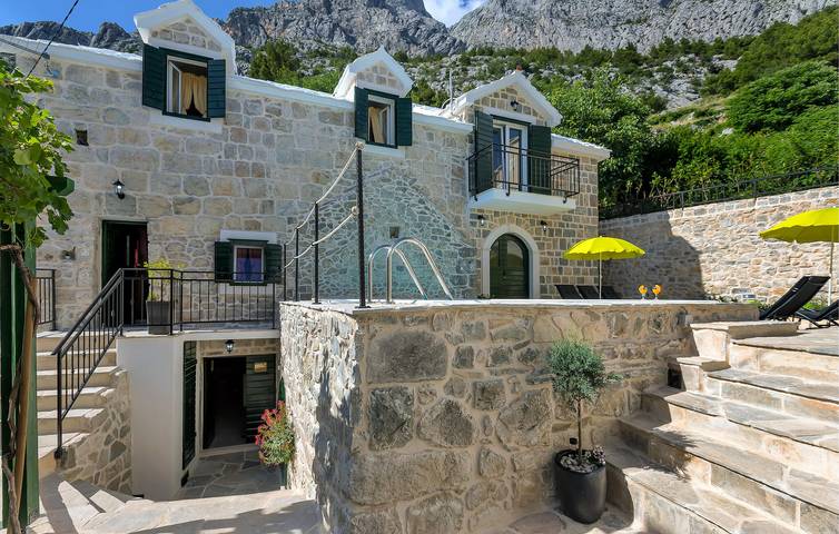 Ferienhaus für 7 Personen, mit Terrasse und Pool in Baska Voda