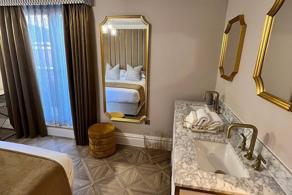 Awarded 'Best Boutique Stay' w/hot tub, bar and karaoke room in Chelmsford, Essex
