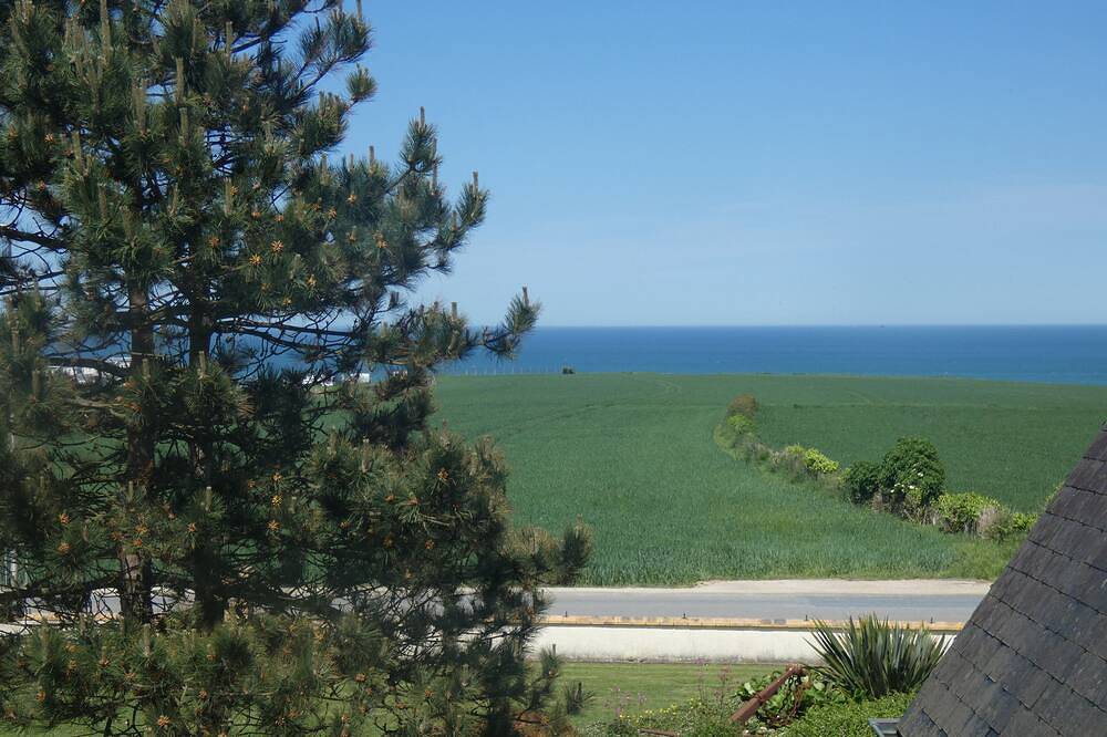 House facing the sea, with swimming pool and Spaomaha Gites in Omaha Beach, Vierville-sur-Mer