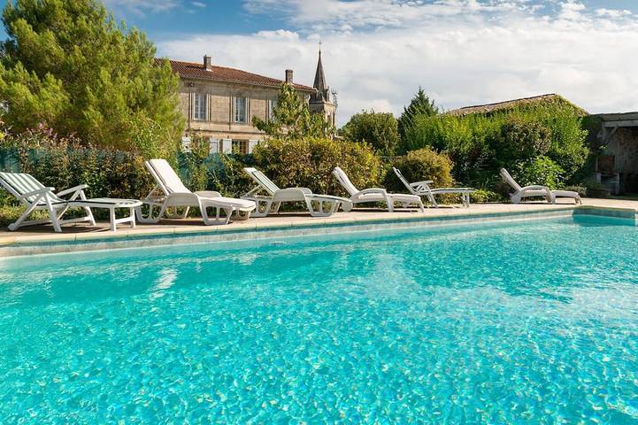 Location de vacances pour 20 personnes, avec Terrasse et Jardin à Virsac