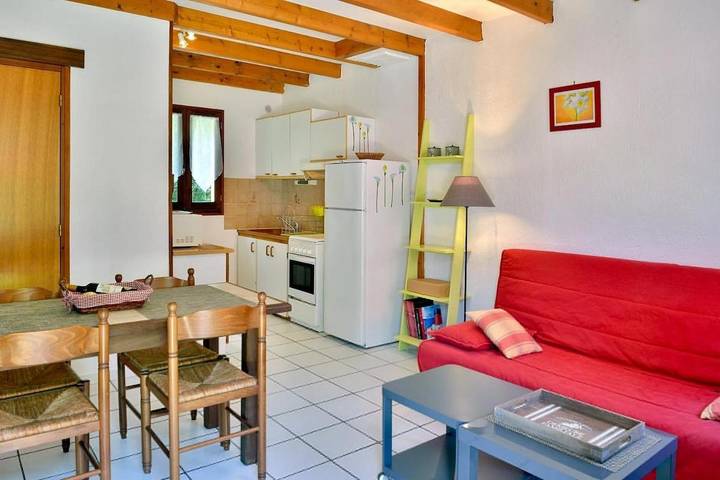 Location de vacances pour 4 personnes, avec piscine ainsi que terrasse et vue, animaux acceptés à Sergeac