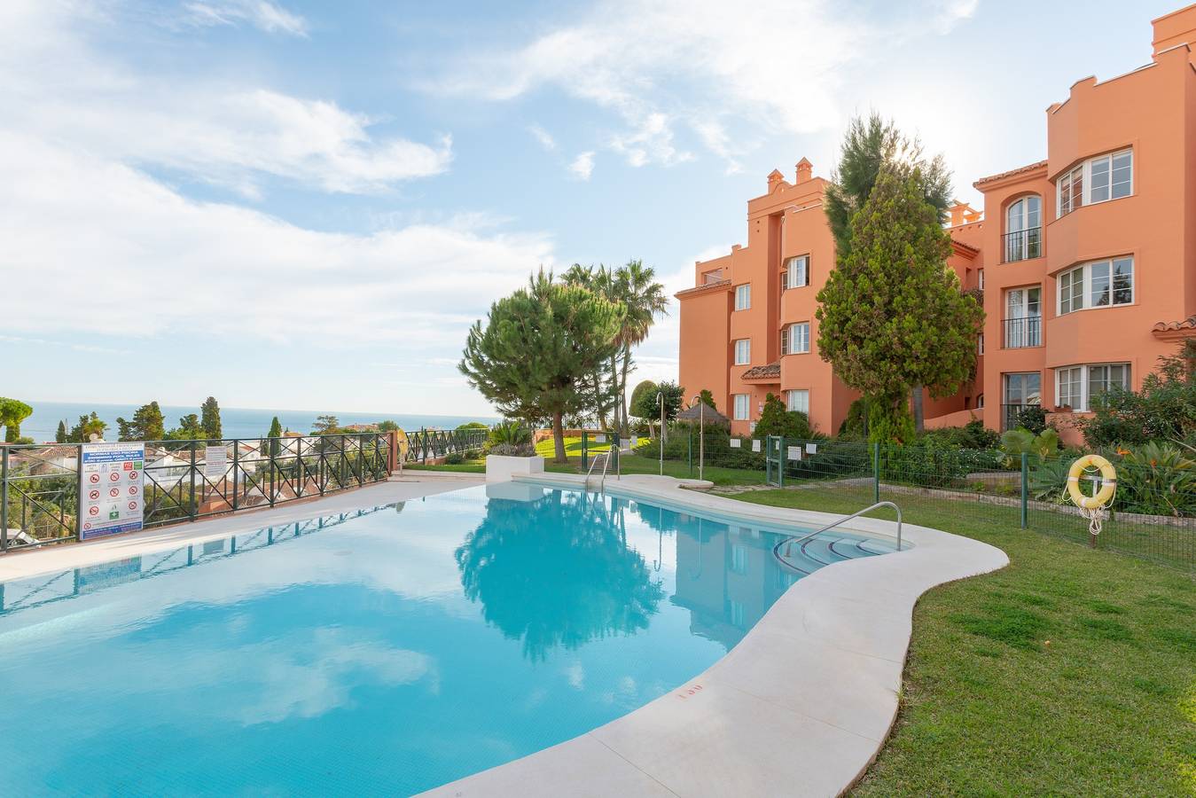Appartement entier, Appartement Fuengirola Hills avec vue sur mer et montagne, piscine, Wi-Fi, jardin et terrasse in Fuengirola Hills (Costa Del Sol), Fuengirola