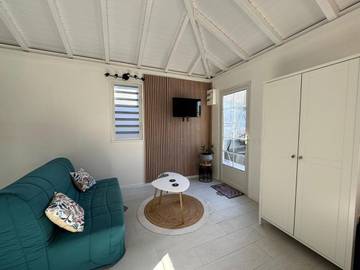 Gîte pour 2 personnes, avec piscine et terrasse à Baillif