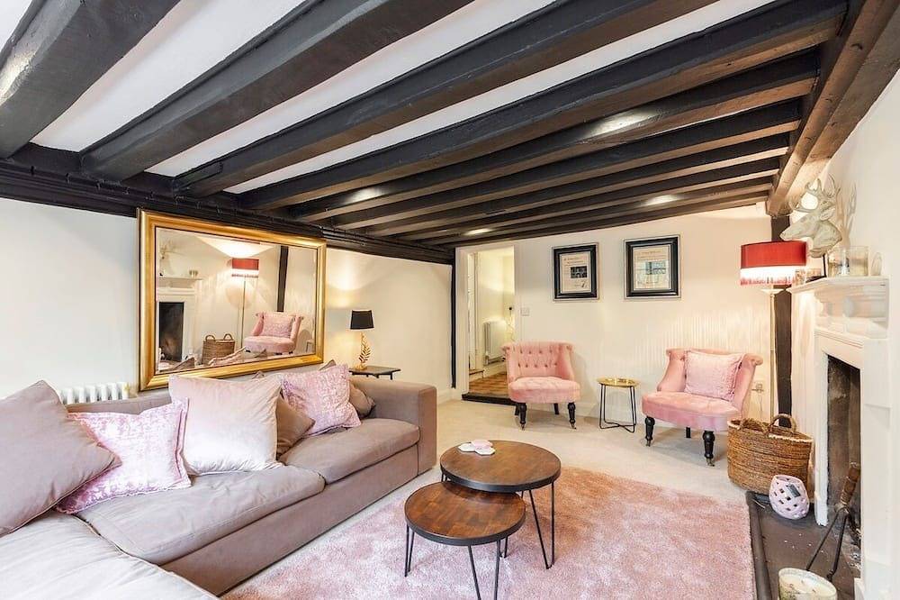 Nr Windsor- Unique Cottage Stay for upto 14 guests in Dorney, Buckinghamshire