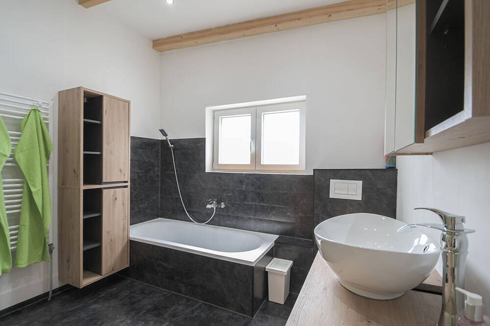 Ein Ferienhaus zum Wohlfühlen... Unser frisch renoviert und soeben fertig gestelltes \"Ferienhaus Upgant \" ist modern und stilvoll eingerichtet. Die 110 qm große Wohnfläche, liegt komplett im Erdgeschoss und bietet Ihnen offenes, modernes Wohnen... in Upgant-Schott, Nordseeküste