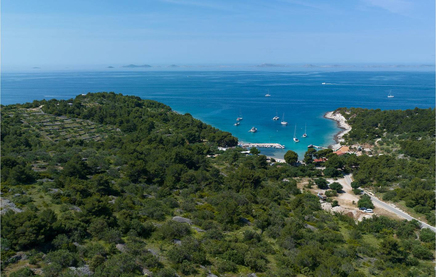 Ganze Ferienwohnung, Charmantes Apartment, 2 km vom Strand entfernt: Gemütliches Apartment mit Pool, Terrasse und WLAN in Općina Murter-Kornati, Murter