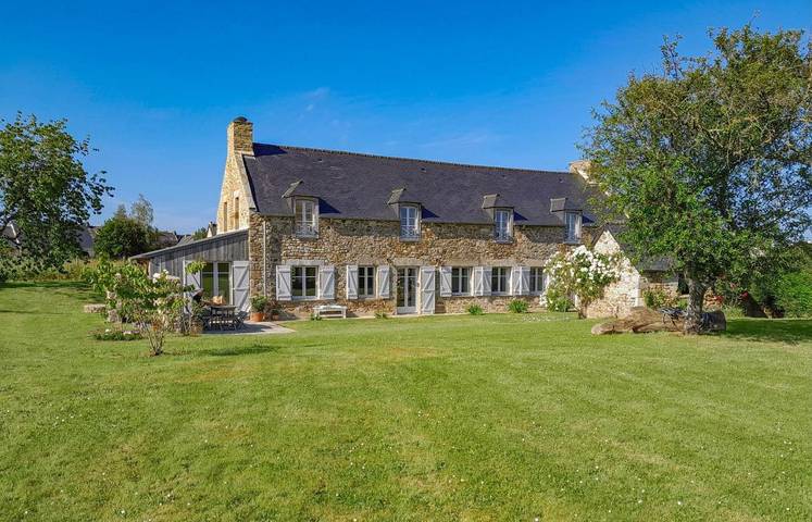 Chambre d’hôte pour 3 personnes, avec Terrasse ainsi que Jardin et Vue à Ploubalay