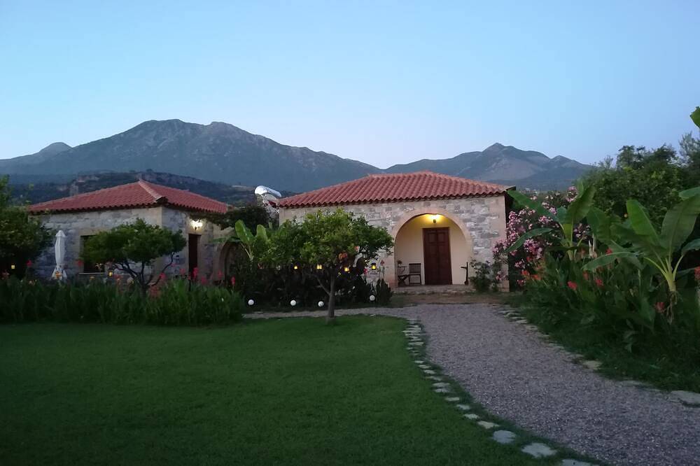 Modern und liebevoll eingerichteter Natursteinbungalow in wunderschöner Anlage in Stoupa, Messenien