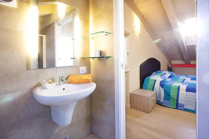 Ganze Wohnung, Dorfzentrum, Pool-Apartment mit Seeblick. Kein Auto erforderlich, da Bus / Fähre in der Nähe in Lenno, Gemeinde Tremezzina