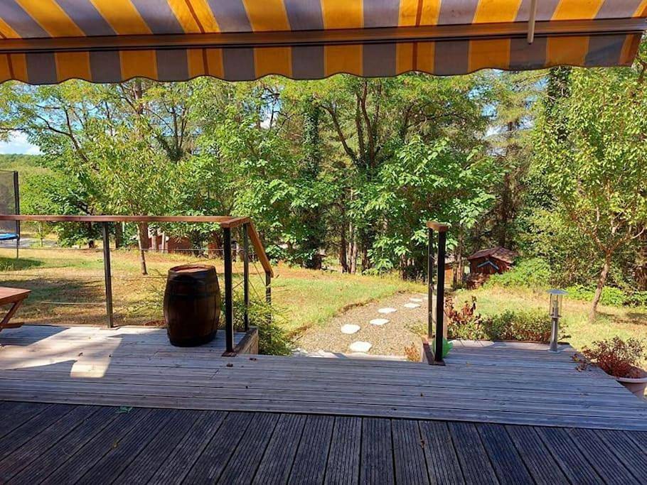 Chalet au milieu de la forêt avec lac à proximité in Layrac, Région d'Agen