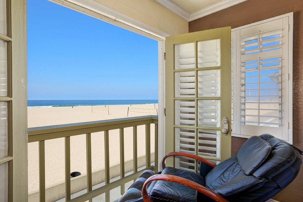 Atemberaubende Beachfront mit Dachterrasse in Hermosa Beach, Los Angeles County