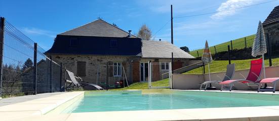 Gîte pour 6 personnes, avec jardin ainsi que piscine et terrasse à Teyssieu