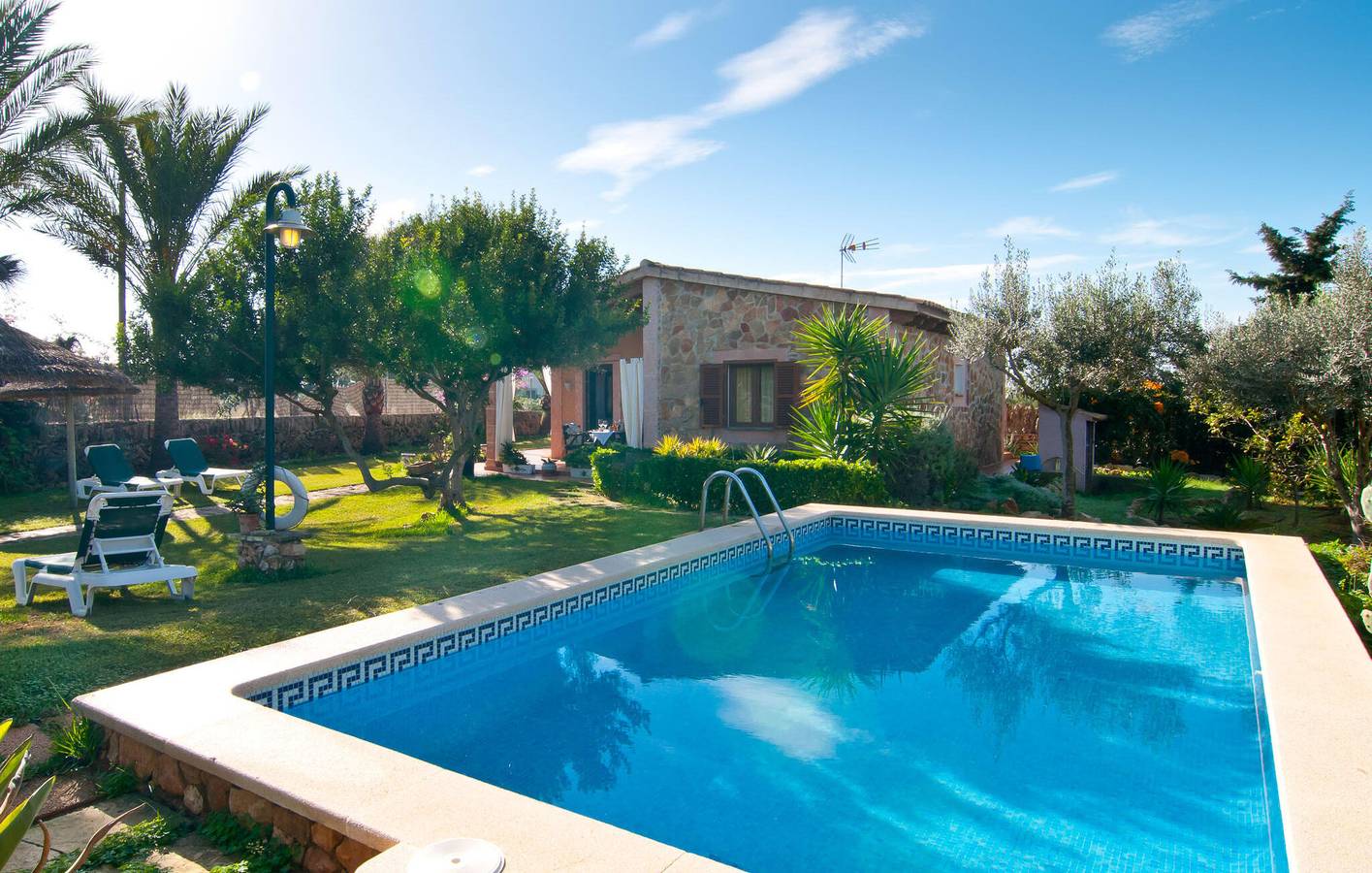 Es Pregons Poolside Retreat mit A/C & Küche, 2km zum Playa in Colònia de Sant Jordi, Ses Salines