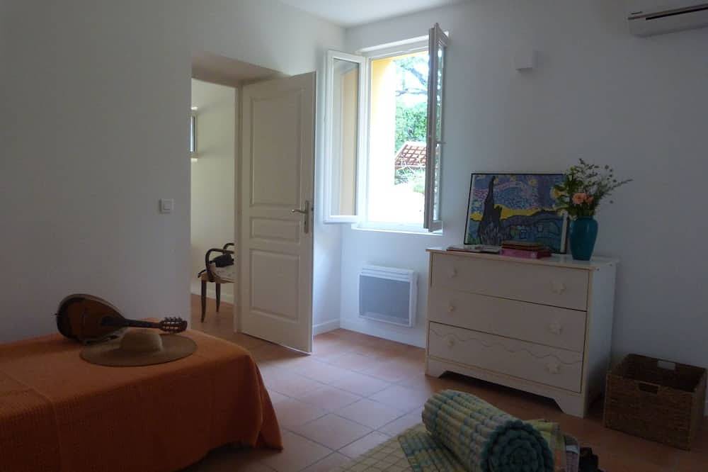 Entire apartment, 15 mins from Cassis, apartment in a Provencal country house in Roquevaire, Marseille region