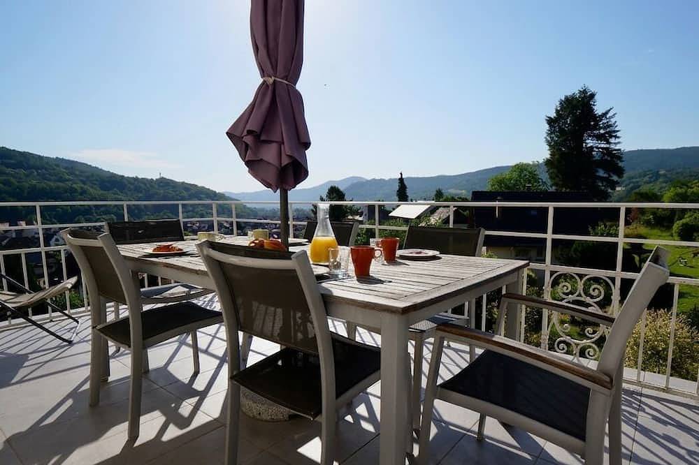 Appartement entier, Gîte dans Maison de Maître, grande terrasse avec vue, 3 chambres, 6 personnes in Munster, Parc naturel régional des Ballons des Vosges