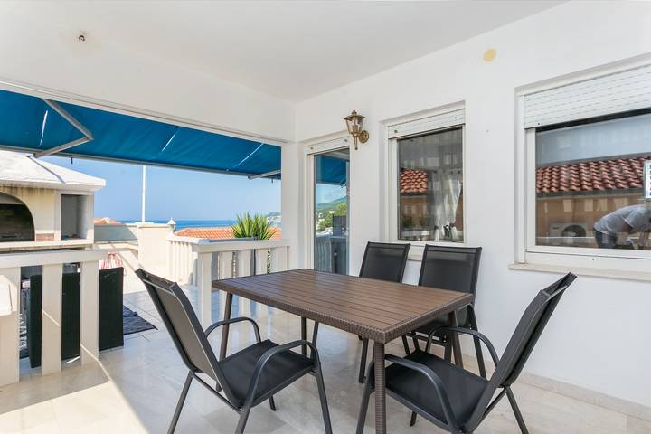 Apartament wakacyjny dla 4 osób, z Balkon/ taras i Basen w Dugi Rat