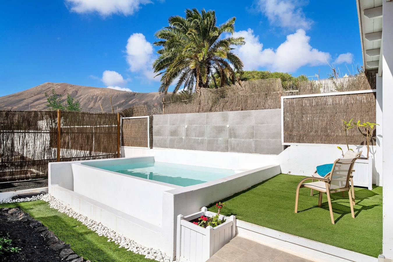 Estudio entero, Estudio de vacaciones 'Suite Amanecer' con piscina privada, terraza privada y Wi-Fi in Mácher, Tías