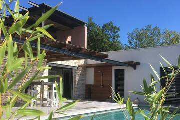 Location de vacances pour 10 personnes, avec piscine à Ners