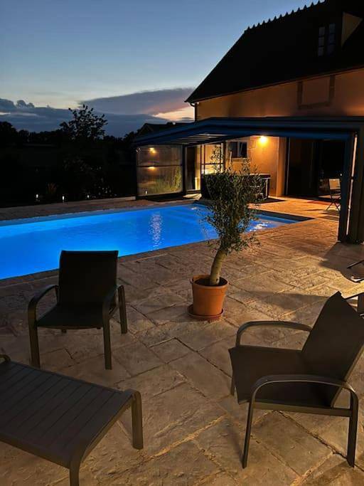 Gîte pour 6 personnes, avec jacuzzi et terrasse ainsi que jardin et piscine dans Couzon