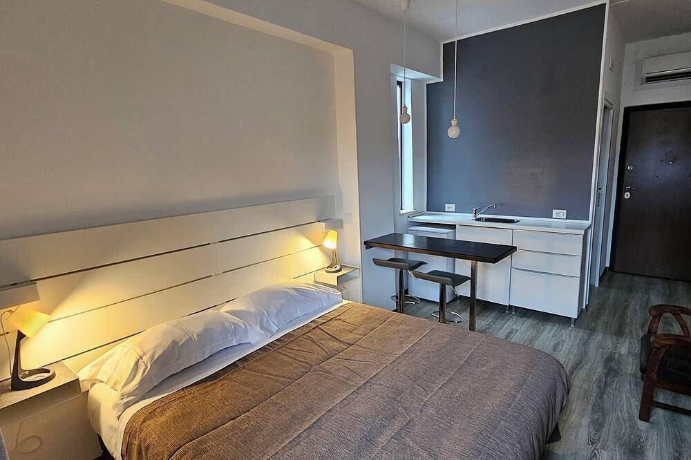 Double or Twin Beds Studio Apartment and Private Parking in Loco in Potenza, Potenza Provinz