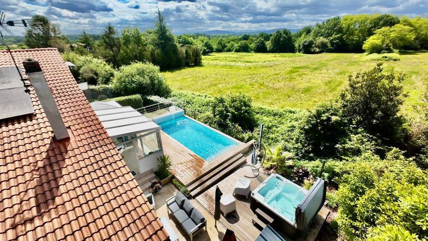 Maison de vacances pour 13 personnes, avec Jacuzzi et Terrasse ainsi que Jardin et Piscine à Boucau