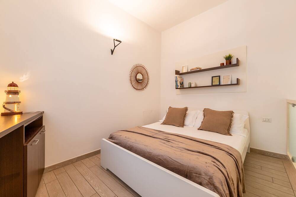 Entire apartment, Como Sunny Loft - One Bedroom Apartment, Sleeps 4 in Como, Lake Como
