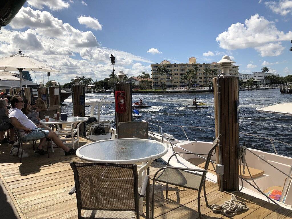 Ganze Wohnung, Strandblock ... Nur ein paar Schritte ... Entspannen Sie sich gegenüber dem Ozean! in Pompano Beach, Broward County