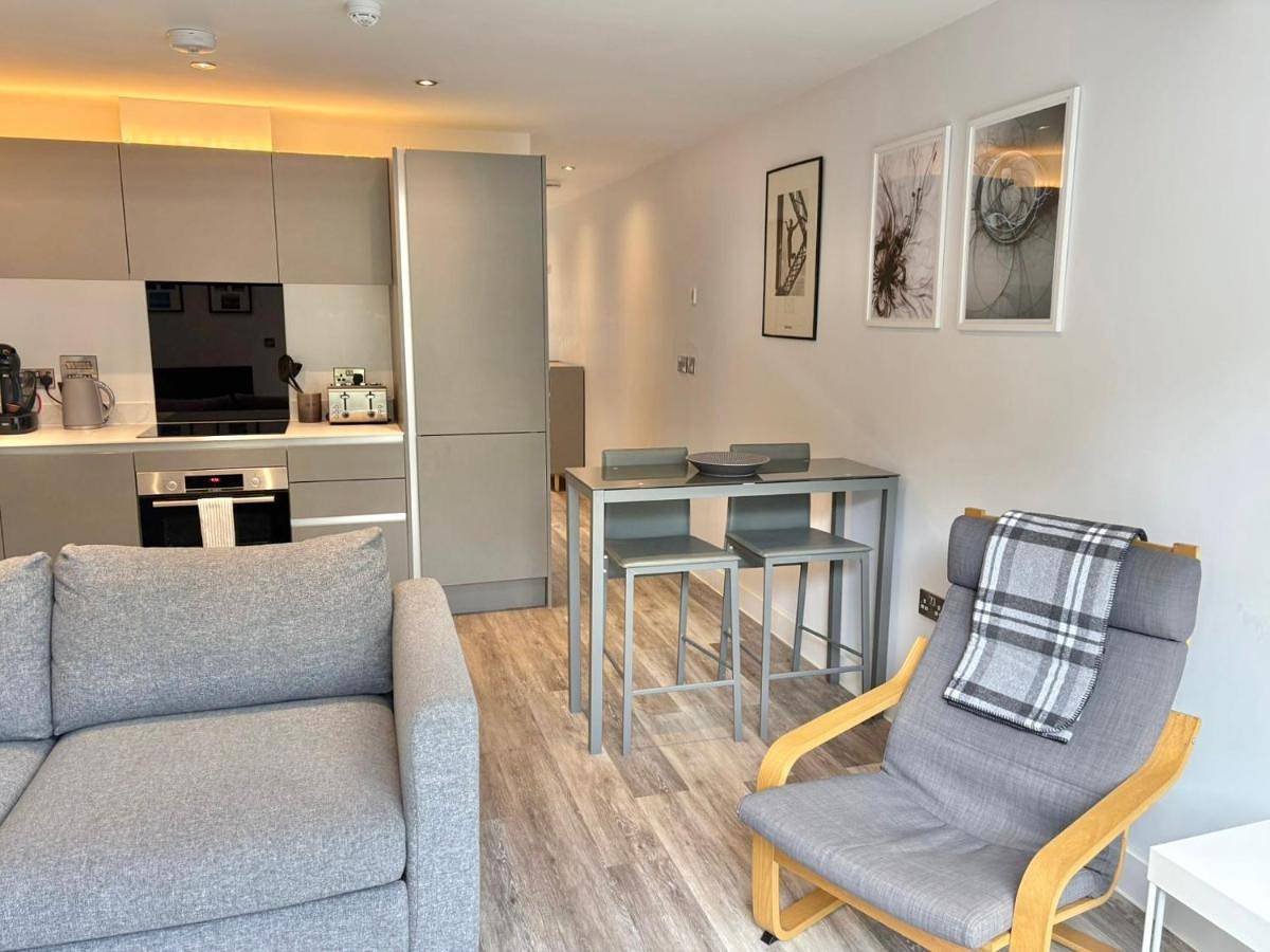 Entire apartment, Stylish One Bed Totnes Retreat with Free Parking in Totnes, Devon