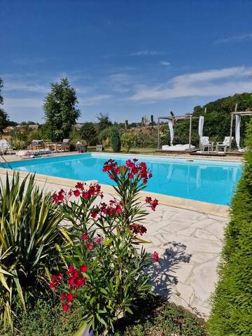 Cottage pour 3 personnes, avec piscine ainsi que jardin et balcon à Brains-sur-Gée