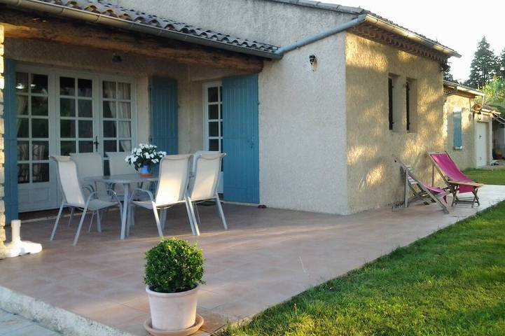 Location de vacances pour 6 personnes, avec terrasse à Cheval-Blanc