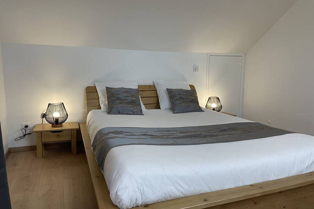 Gite Belle Vue 2 with mountain views in Saint-Léger-les-Mélèzes, Écrins National Park