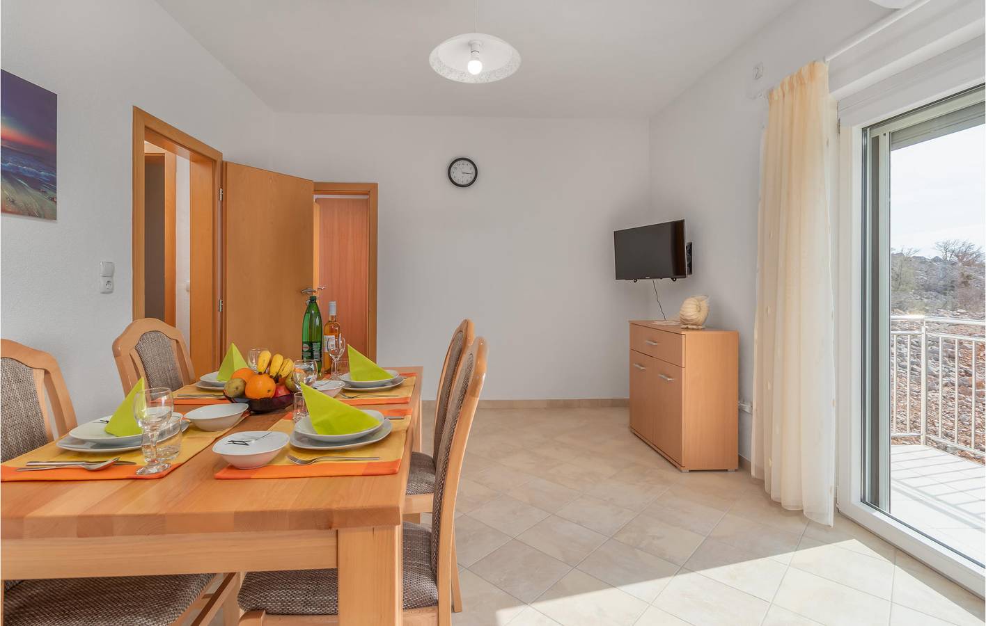 Geheel vakantieappartement, Gezellig appartement met zeezicht, terras, wifi en parkeergelegenheid in de buurt van bezienswaardigheden in Cesarica, Velebit Nature Park