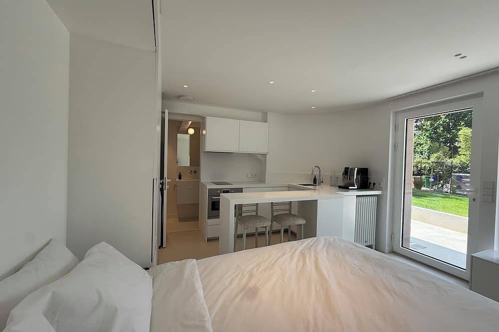 Entire apartment, Independent Studio - Maison d'Hôtes Luxe St Germain en Laye in Le Pecq, Yvelines