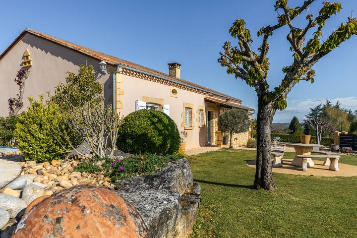 Gîte pour 6 personnes, avec piscine à Terrasson-Lavilledieu