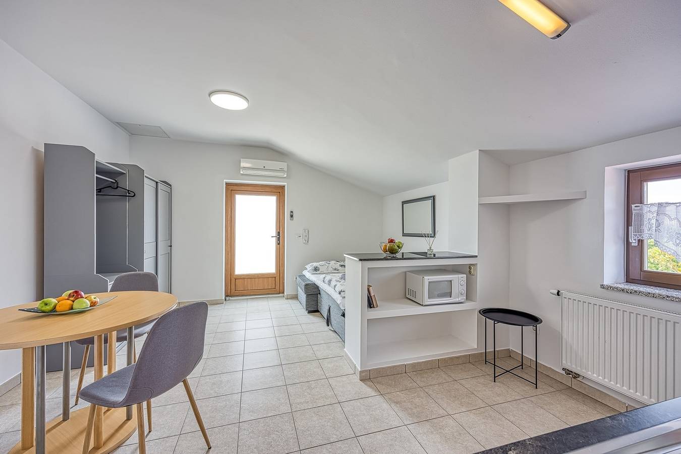 Ganze Wohnung, Studio A2 with Balcony in Ladrovići, Zbandaj