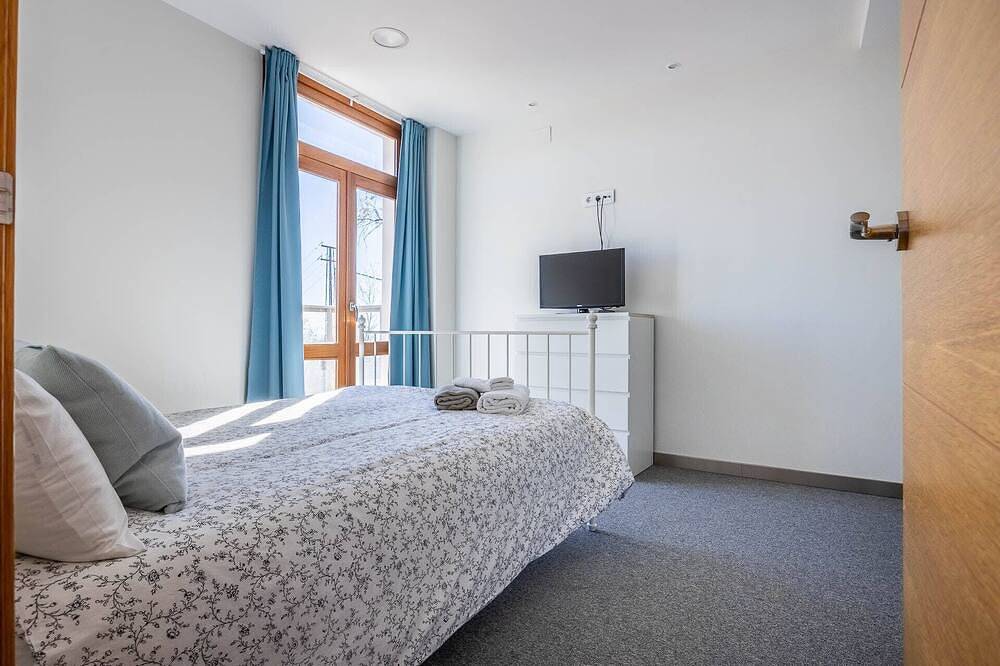 One of 3 identical  for 4 can be let together to sleep 12  opposite the Parador de Carmona - Casa Xanadu in Carmona, Sevilla Provinz