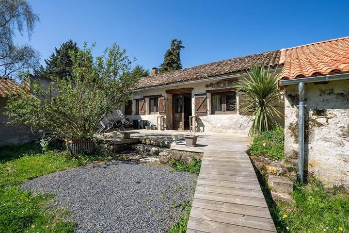 Location de vacances pour 4 personnes, avec jardin et terrasse, animaux acceptés à Chiché (Deux-Sèvres)