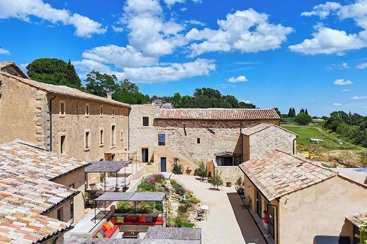 Location de vacances pour 24 personnes, avec jardin et terrasse, animaux acceptés à La Bastide-d'Engras