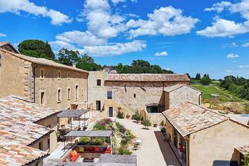 Location de vacances pour 24 personnes, avec terrasse et jardin, animaux acceptés à La Bastide-d'Engras